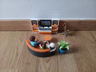 Sala giochi con TV, sassofono e personaggi