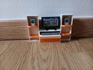 Sala giochi con TV, sassofono e personaggi