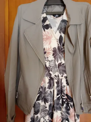 Chaqueta cuero gris y vestido estampado