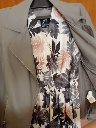 Chaqueta cuero gris y vestido estampado