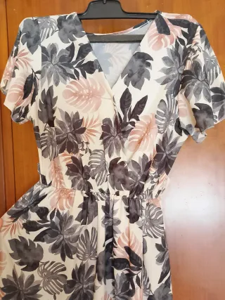 Chaqueta cuero gris y vestido estampado