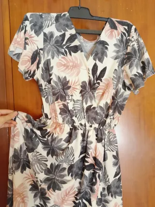 Chaqueta cuero gris y vestido estampado