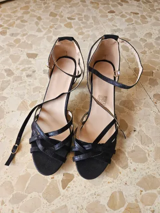 Sandalias negras de tiras