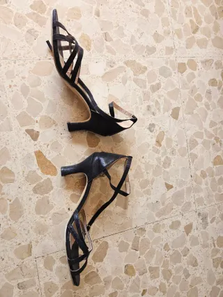 Sandalias negras de tiras
