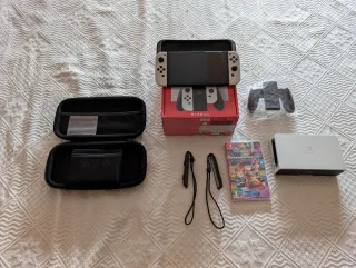 Nintendo Switch OLED bianco + Mario Kart e cover
