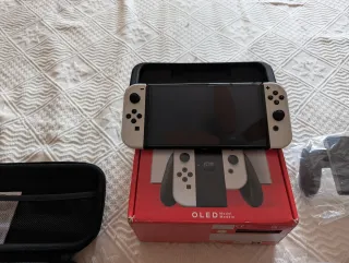 Nintendo Switch OLED bianco + Mario Kart e cover
