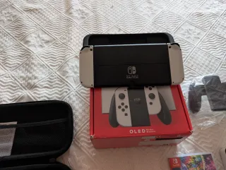 Nintendo Switch OLED bianco + Mario Kart e cover