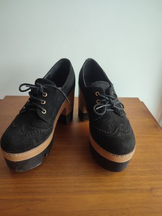 Sapatos pretos de salto plataforma