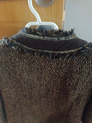 Chaqueta tipo Chanel mujer marrón y oro