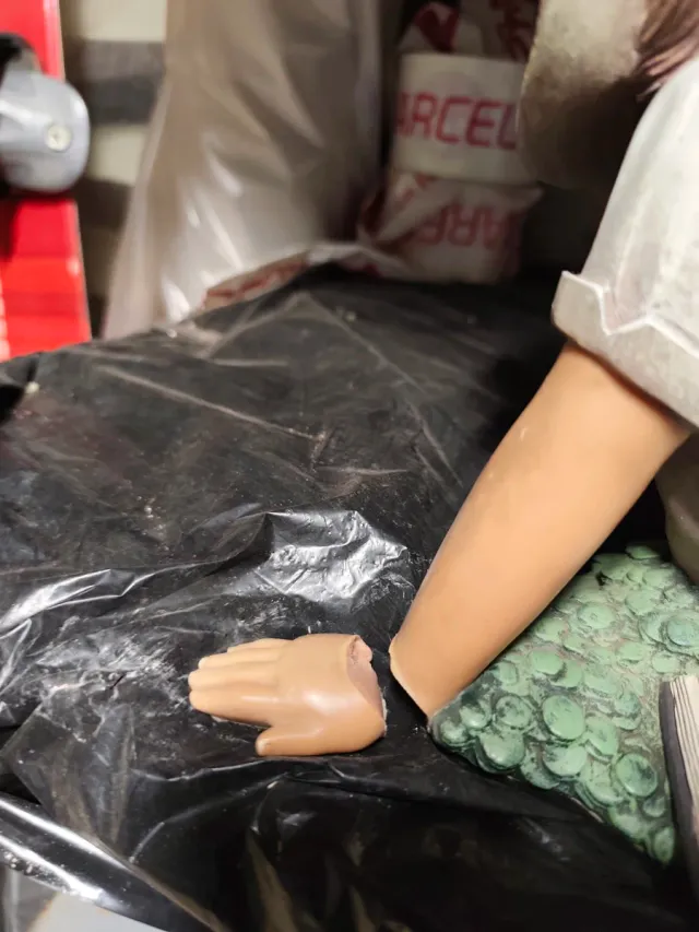 Figura niño leyendo con defecto