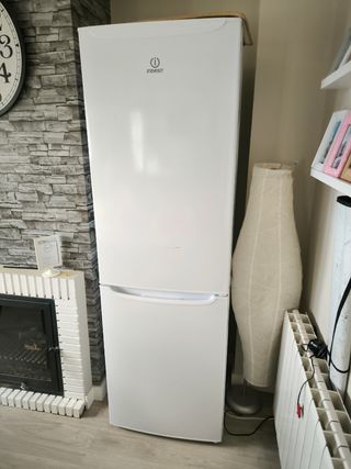 Nevera Indesit blanca