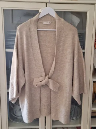 Rebeca beige tipo kimono de Mango.