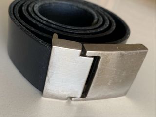 Cinturón de piel negro con hebilla plateada