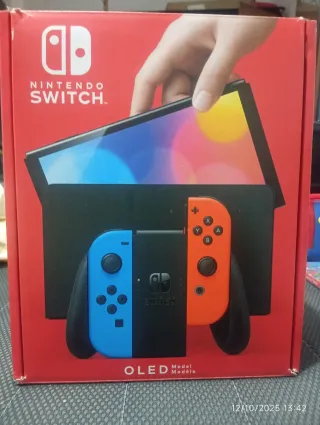 Nintendo Switch OLED blu e arancione
DARE