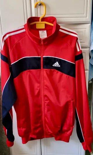 Chaqueta chándal Adidas roja.