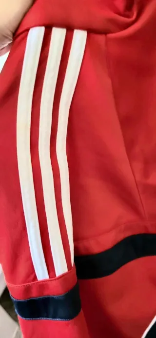 Chaqueta chándal Adidas roja.