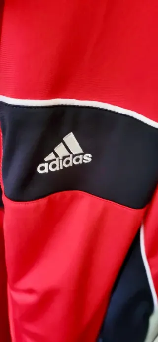 Chaqueta chándal Adidas roja.