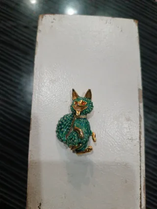 Broche gato verde y dorado