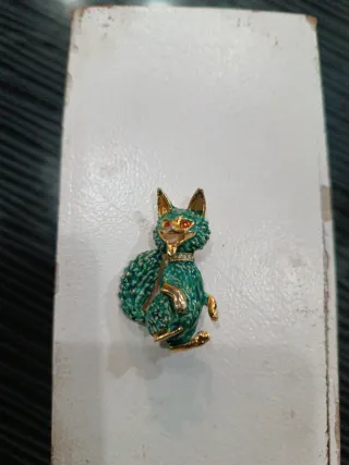 Broche gato verde y dorado
