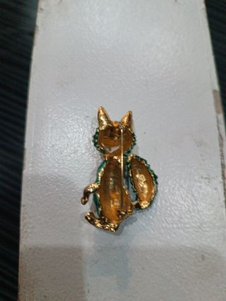 Broche gato verde y dorado