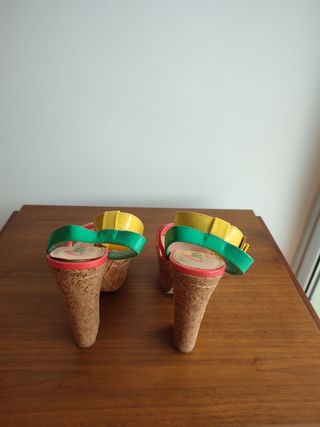 Sandálias Vermelhas e Amarelas