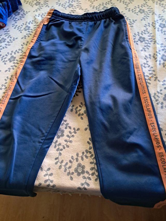 Pantalón corto deportivo azul y naranja