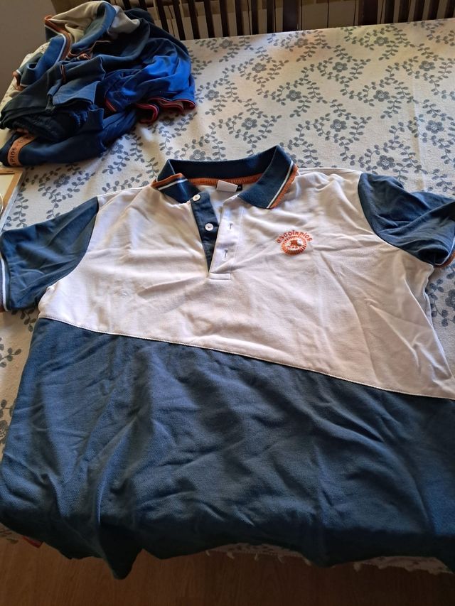 Pantalón corto deportivo azul y naranja