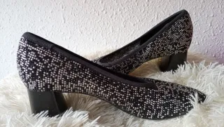 Zapatos de tacón negros con pedrería