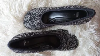 Zapatos de tacón negros con pedrería