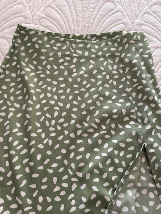 Falda midi verde con estampado de lunares