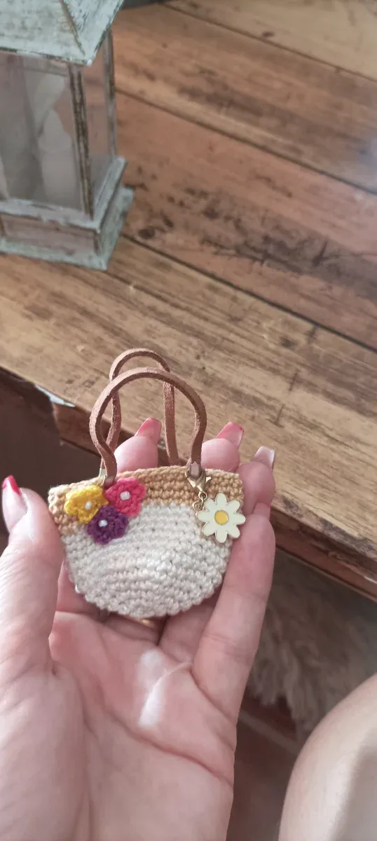 Bolsito tejido para muñecas con flores 