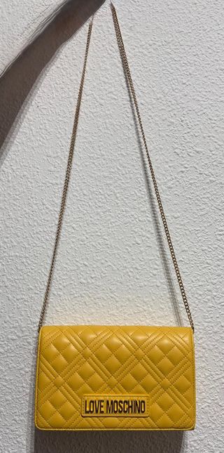 Bolso Love Moschino amarillo con cadena dorada