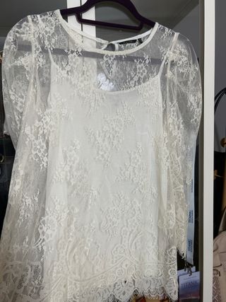 Blusa Massimo Dutti encaje blanco roto, con forro.