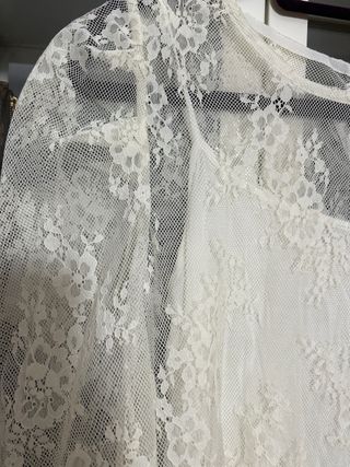 Blusa Massimo Dutti encaje blanco roto, con forro.