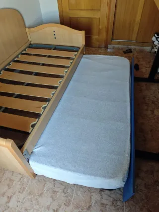 Cama nido de madera y azul