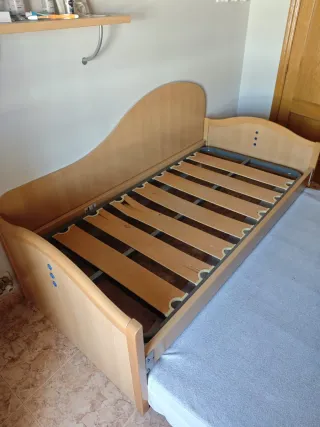 Cama nido de madera y azul