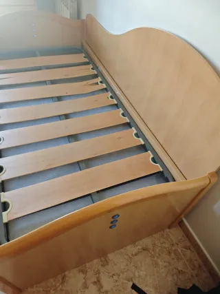 Cama nido de madera y azul