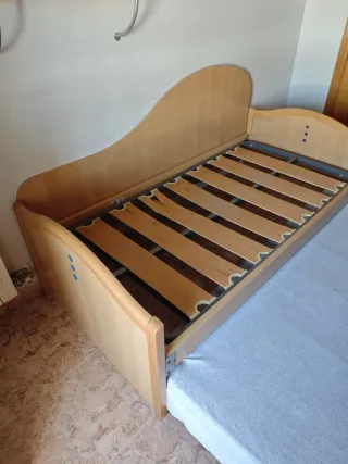 Cama nido de madera y azul
