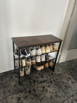 Zapatero metálico con superficie de madera.