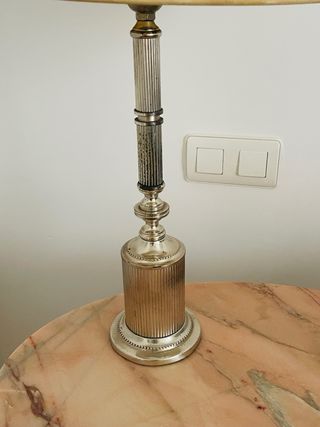 Lámpara de mesa antigua metal y tela