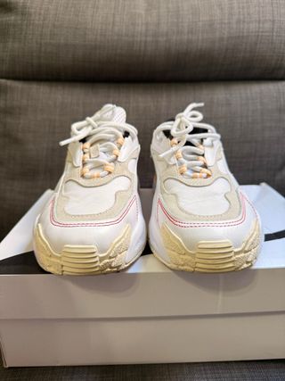 Zapatillas deportivas blancas y rojas