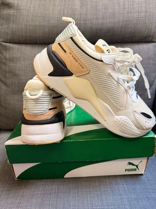 Zapatillas deportivas blancas y rojas