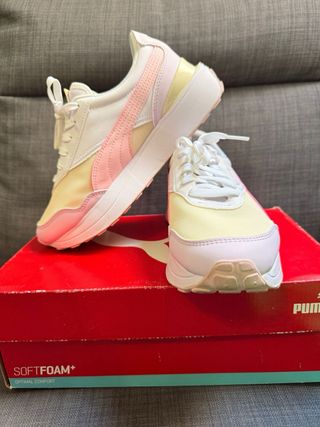 Zapatillas deportivas blancas y rojas