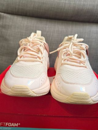 Zapatillas deportivas blancas y rojas