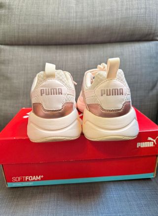 Zapatillas deportivas blancas y rojas