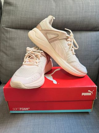 Zapatillas deportivas blancas y rojas