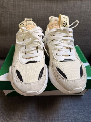 Zapatillas deportivas blancas y rojas