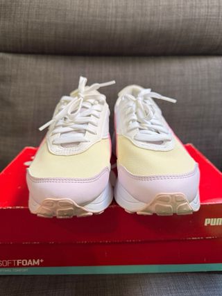 Zapatillas deportivas blancas y rojas