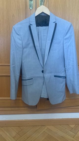 Traje gris con ribete negro