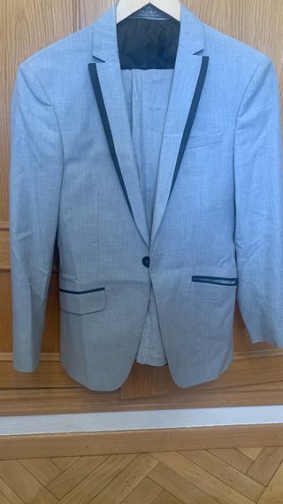 Traje gris con ribete negro
